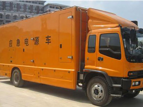 井陉矿冬季柴油发电机启动前，如何检查燃油系统中的积水？